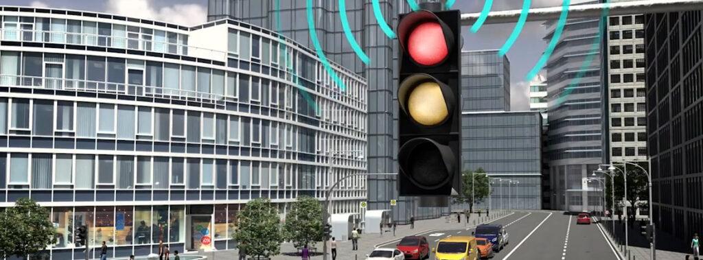 Ford preizkuša tehnologijo povezanih semaforjev, ki bi lahko odprla pot reševalnim, gasilskim in policijskim vozilom