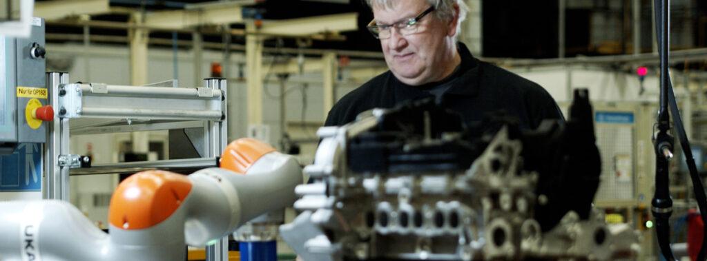 Sodelujoči robot Robbie pomaga invalidom in osebam z omejeno mobilnostjo pri delu v Fordovi montaži