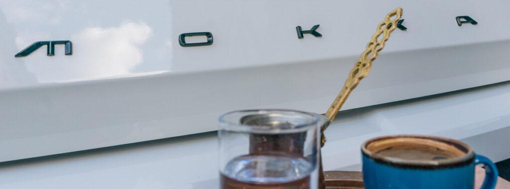 Prefinjena Opel Mokka praznuje mednarodni dan kave