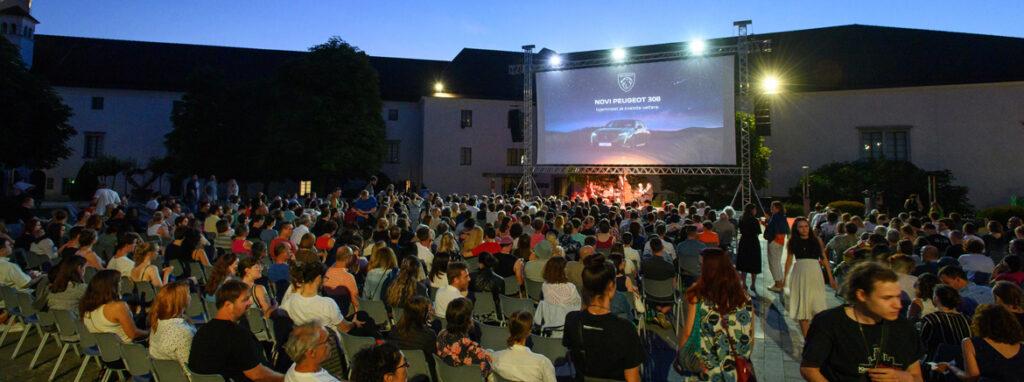 Film pod zvezdami s Peugeotom