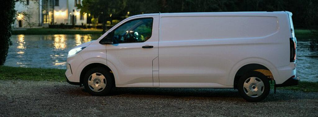 Ford Pro z novim Transitom Custom revolucionarno izboljšuje produktivnost enotonskih dostavnih vozil